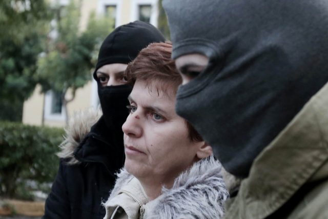 Paula Roupa is escorted by anti-terrorist police officers coming out of the offices of prosecutors in a court in Athens, on Friday January 6, 2017. The 48-year-old woman, a member of the terrorist group Revolutionary Struggle, was arrested onThursday January 5, and has been on the Hellenic Police wanted list for over two years. Roupa is charged with forming terrorist organization in Greece. / Η Πόλα Ρούπα και η 25χρονη φίλη της μετά την ολοκλήρωση της διαδικασίας ενώπιον της 5ης τακτικής Ανακρίτριας στην Ευελπίδων. Παρασκευή 6 Ιανουαρίου 2017