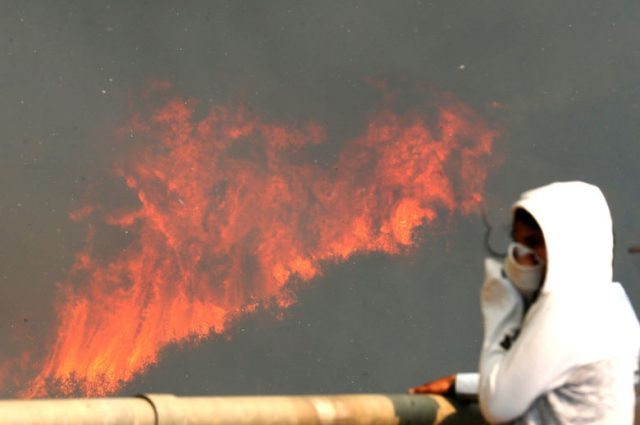 Fire is seen on a hill, where more than 100 homes were burned due to forest fire but there have been no reports of death, local authorities said in Valparaiso, Chile January 2, 2017. REUTERS/Rodrigo Garrido