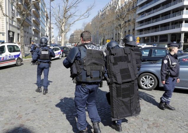 Police outside the International Monetary Fund (IMF) offices where an envelope exploded in Paris, France, March 16, 2017.       REUTERS/Philippe Wojazer