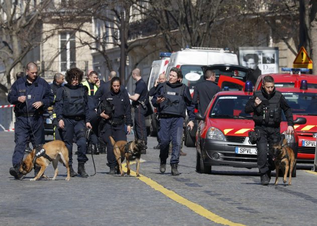 Police outside the International Monetary Fund (IMF) offices where an envelope exploded in Paris, France, March 16, 2017.       REUTERS/Philippe Wojazer