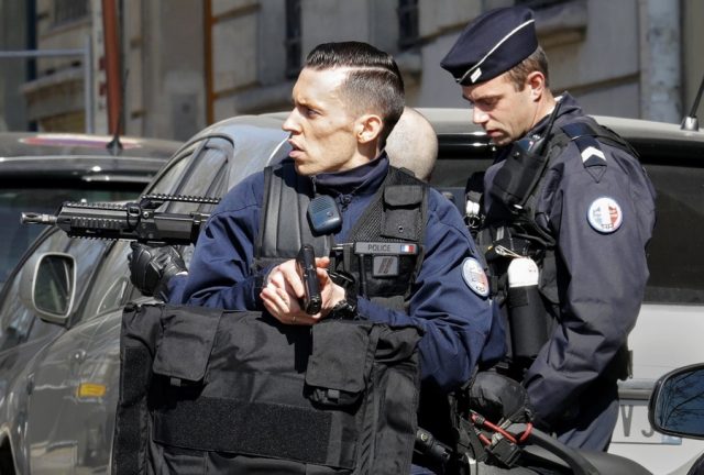 Police outside the International Monetary Fund (IMF) offices where an envelope exploded in Paris, France, March 16, 2017.       REUTERS/Philippe Wojazer