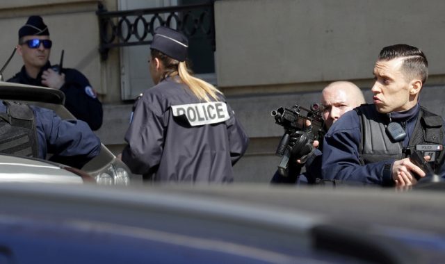 Police outside the International Monetary Fund (IMF) offices where an envelope exploded in Paris, France, March 16, 2017.       REUTERS/Philippe Wojazer