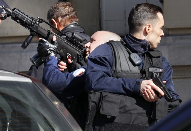 Police outside the International Monetary Fund (IMF) offices where an envelope exploded in Paris, France, March 16, 2017.        REUTERS/Philippe Wojazer   TPX IMAGES OF THE DAY