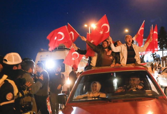 Supporters of Turkish President Tayyip Erdogan wave national flags in Istanbul, Turkey, April 16, 2017. REUTERS/Murad Sezer