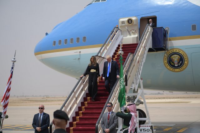US President Donald Trump and First Lady Melania Trump step off Air Force One upon arrival at King Khalid International Airport in Riyadh on May 20, 2017. / AFP PHOTO / MANDEL NGAN