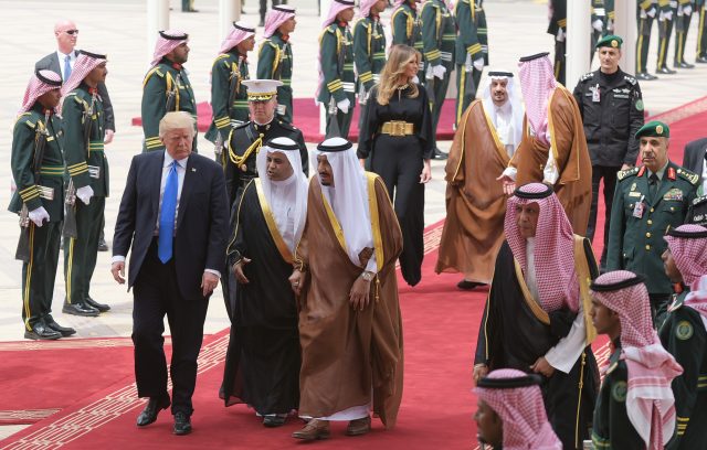 US President Donald Trump (L) is welcomed by Saudi King Salman bin Abdulaziz al-Saud (C) upon arrival at King Khalid International Airport in Riyadh on May 20, 2017, followed by First Lady Melania Trump (C-R). / AFP PHOTO / MANDEL NGAN