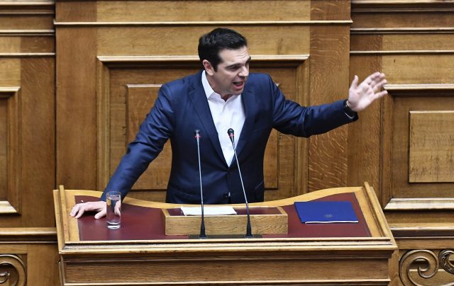 Ο Πρωθυπουργός ΑΛέξης Τσίπρας κατα την ομιλία του στη Βουλή για το νομοσχέδιο σχετικά με την επικύρωση της συμφωνίας κυβέρνησης-δανειστών, την Πέμπτη 18 Μαΐου 2017. (EUROKINISSI/ΓΙΩΡΓΟΣ ΚΟΝΤΑΡΙΝΗΣ)