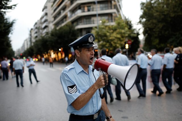 More than a thousand protesting uniformed staff joined a rally in Thessaloniki to demonstrate against planned reforms in their pension schemes one day before Greek Prime Minister Antonis Samaras inaugurate the 79th Thessaloniki International Fair. Thessaloniki, Greece on September 5, 2014. / Πορεία διαμαρτυρίας από ένστολους αστυνομικούς, λιμενικούς και πυροσβέστες στην Θεσσαλονίκη μια μέρα πριν τα εγκαίνια της 79ης ΔΕΘ από τον πρωθυπουργό Αντώνη Σαμαρά. Θεσσαλονίκη, Ελλάδα στις 5 Σεπτεμβρίου 2014.