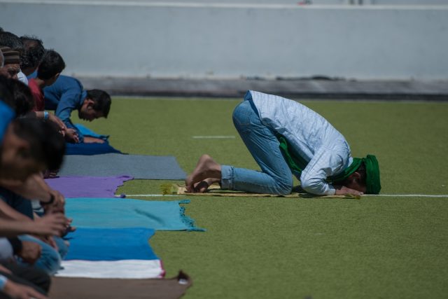 Refugees and migrants participate in the pray during the holy month of Ramadan, at Ellinikon temporary refugee camp, in Athens, on June 8, 2016 / Πρόσφυγες και μετανάστες μετέχουν στην προσευχή, κατά τον ιερό μήνα του Ραμαζάνι, στο Ελληνικό, στις 8 Ιουνλίου, 2016