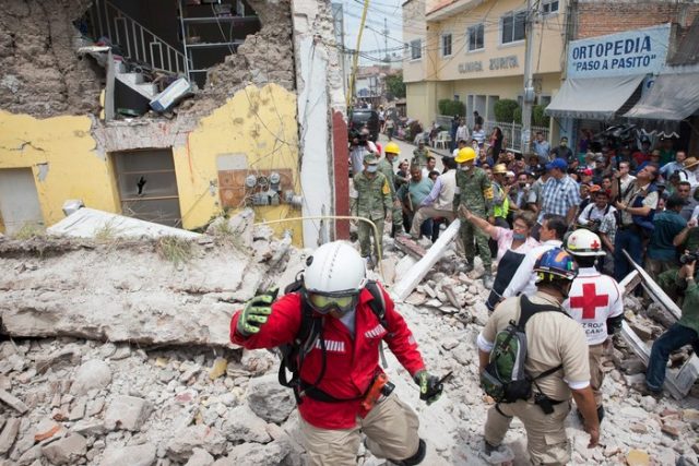 epa06216790 A handout picture provided by the Mexican Presidency shows President of Mexico Enrique Pena Nieto (C-R) during a tour through municipality of Jojutla, Morelos state, Mexico, 20 September 2017, after the earthquake of magnitude 7.1 in the scale of Richter that shook strongly the center of the country this Tuesday. Mexican President Enrique Pena Nieto called on citizens today to remain calm in the wake of the country's emergency after the earthquake, which has left at least 230 people dead according to a new report from the authorities, a hundred of them in the Mexican capital.  EPA/MEXICAN PRESIDENCY / HANDOUT  HANDOUT EDITORIAL USE ONLY/NO SALES