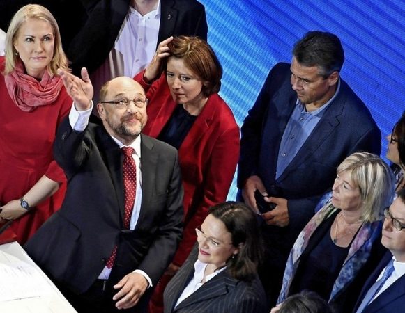 epa06224819 Martin Schulz (2-L), leader of the Social Democratic Party (SPD) and top candidate for Chancellor, waves after the first prognosis of German federal election at the SPD election event in Berlin, Germany, 24 September 2017. He is watched by (L-R) Mecklenburg-Western Pomerania state premier Manuela Schwesig, Rhineland-Palatinate state premier Malu Dreyer, German Minister of Social Issues Andrea Nahles, and German Foreign Minister Sigmar Gabriel. According to federal election commissioner more than 61 million people were eligible to vote in the elections for a new federal parliament, the Bundestag, in Germany. EPA/FELIPE TRUEBA EPA-EFE/FELIPE TRUEBA