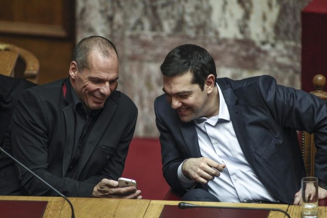 Βαρουφάκης και Τσίπρας γελούν στη Βουλή