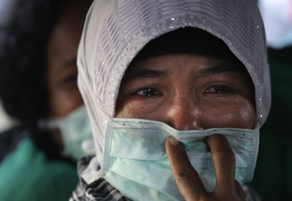 Ινδονησια, γυναίκα κλαιει
