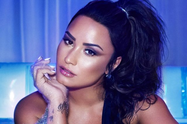 Η ΤΡΑΓΟΥΔΙΣΤΡΙΑ DEMI LOVATO ΣΕ ΜΠΛΕ ΦΟΝΤΟ