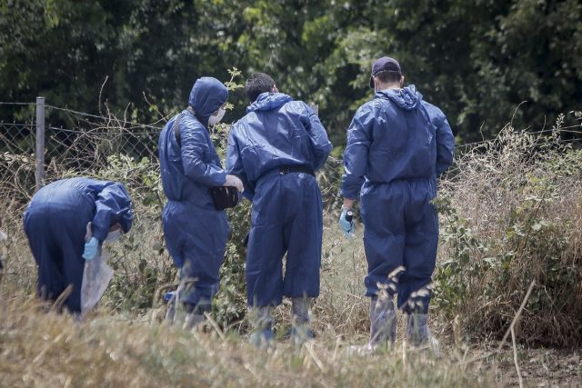 Αστυνομικοί ψάχνουν στην περιοχή του εγκλήματος