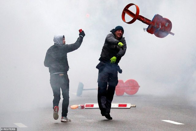 Πορεία διαμαρτυρίας κατά του Παγκόσμιου Συμφώνου του ΟΗΕ για τη Μετανάστευση έκαναν χιλιάδες διαδηλωτές