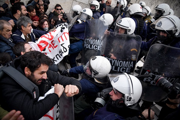 Ένταση στο κέντρο της Αθήνας στην πορεία των εκπαιδευτικών