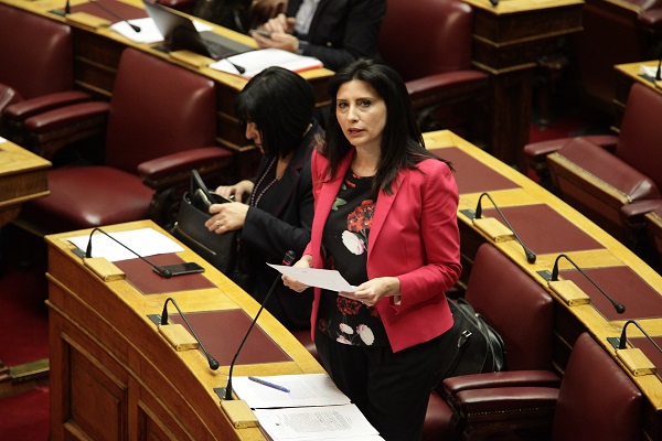 Αντάρτικο Νίνας Κασιμάτη στη συνταγματική αναθεώρηση - Καταψήφισε προτάσεις του ΣΥΡΙΖΑ