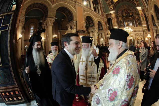 Παραμένουν στο Δημόσιο οι ιερείς