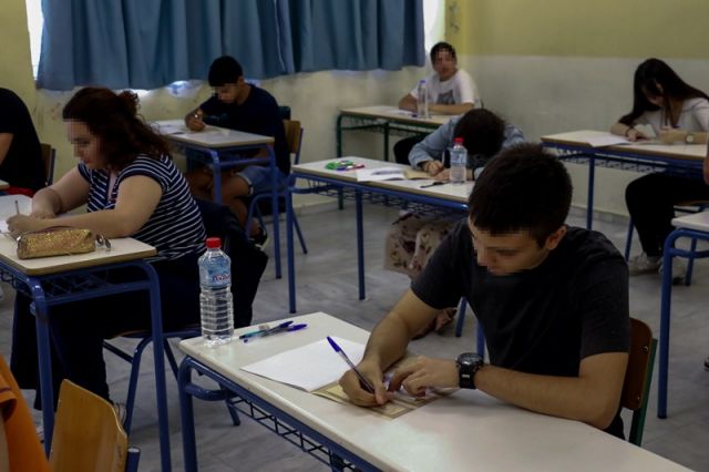 Μαθητές δίνουν πανελλήνιες εξετάσεις