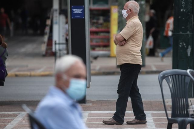 κύριοι με μάσκα στον δρόμο