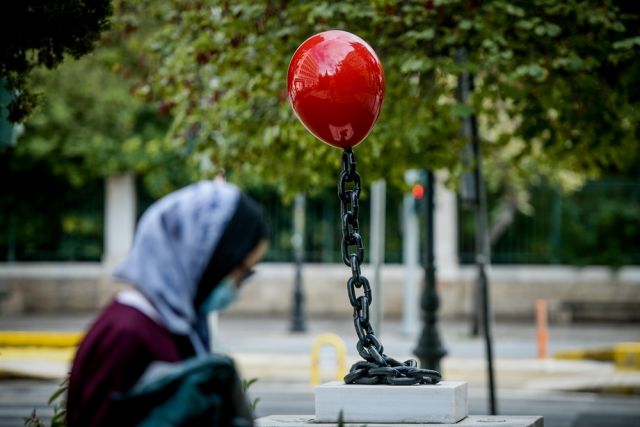 κόκκινη μπάλα που στηρίζεται σε αλυσίδα 