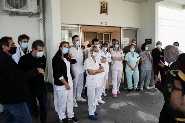 γιάτροι έξω από το νοσοκομείο