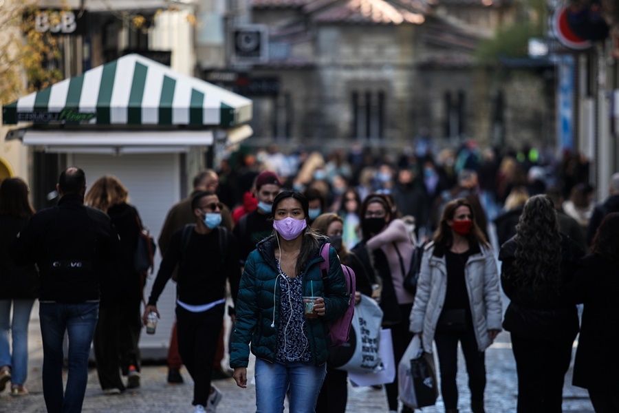 Ψώνια στην Ερμού κοπέλα με ροζ μάσκα