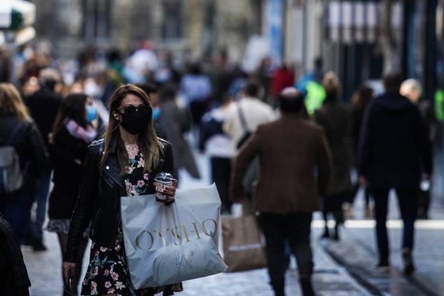 Κοπέλα με μάσκα αγορές Ερμού