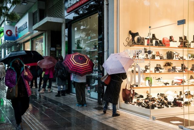 γυναίκες με ομπρέλες στην αγορά