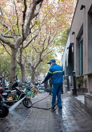 Κινέζος απολυμαίνει δρόμο