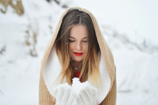 κορίτσι στα χιόνια χαμογελάει