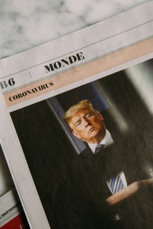 Εφημερίδα με φωτογραφία του Τραμπ