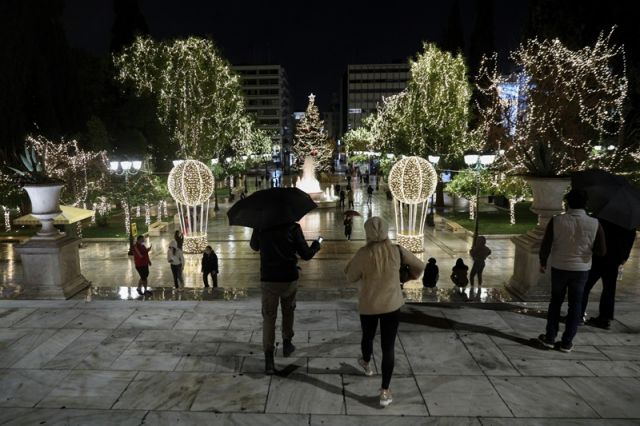 περαστικοί στο στολισμένο Σύνταγμα