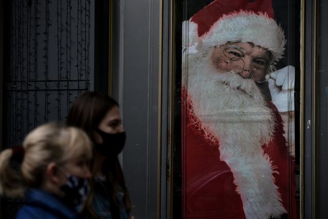 κοπέλες μπροστά στον Άγιο Βασίλη