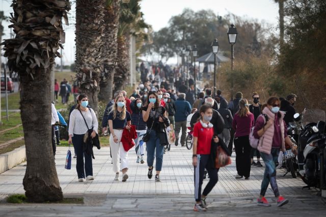 Παραλία Φλοίσβος βόλτα με μάσκες