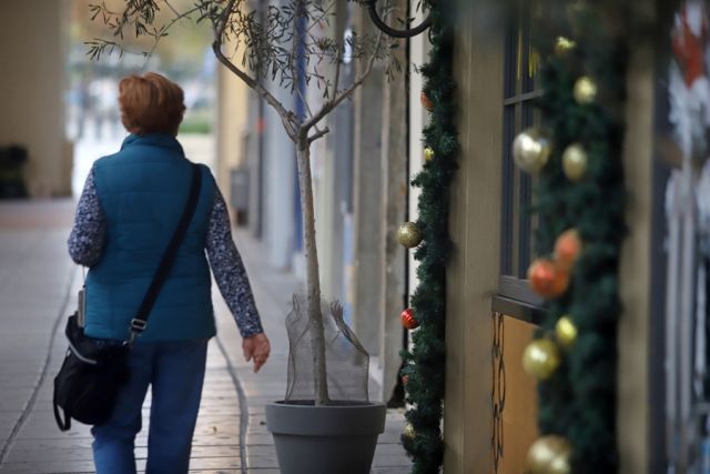 Κυρία περπατάει στη Θεσσαλονίκη