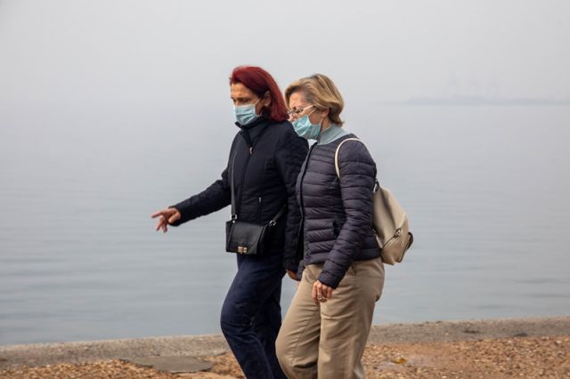 Θεσσαλονίκη δύο γυναίκες κάνουν βόλτα με μάσκα στην παραλία