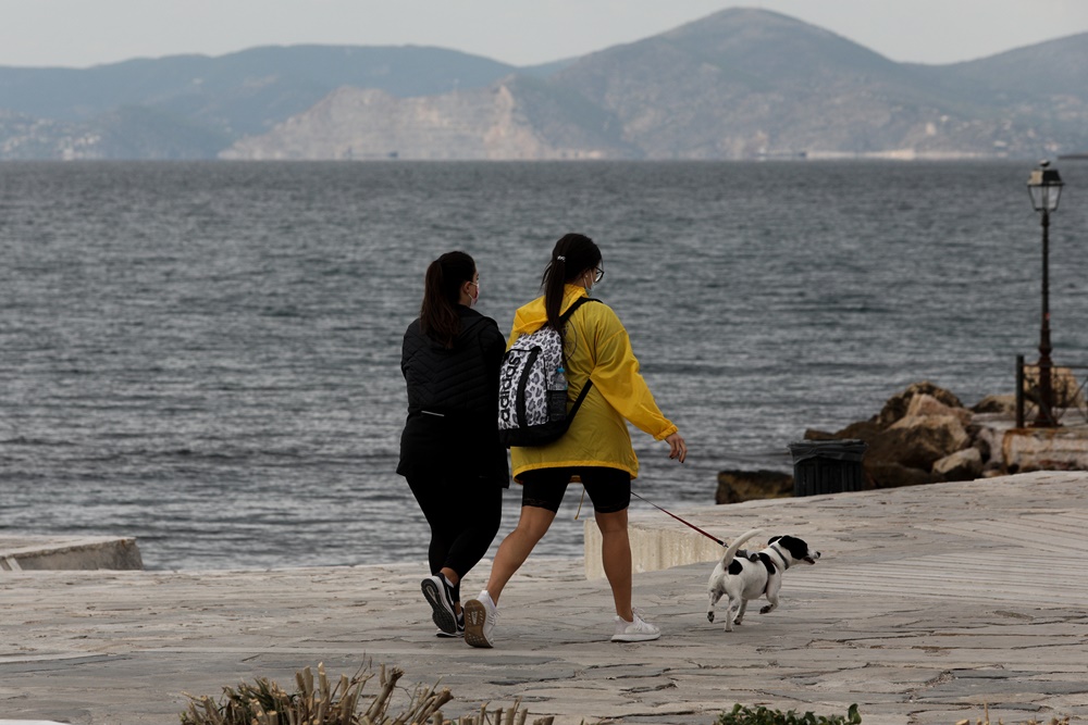 Βόλτα με τον σκύλο στην παραλία