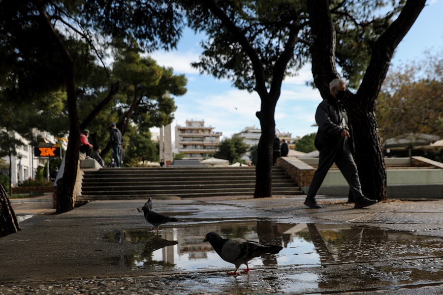 ΛΟΚΝΤΑΟΥΝ ΚΟΡΩΝΟΙΟΣ ΠΑΝΔΗΜΙΑ ΠΛΑΤΕΙΑ ΝΕΑ ΣΜΥΡΝΗ ΒΡΟΧΗ ΚΑΙΡΟΣ