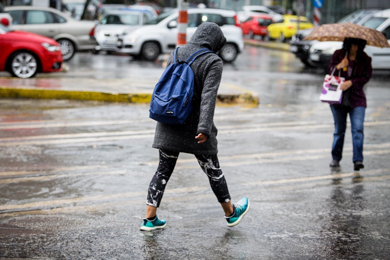 Άντρας περπατά στη βροχή 