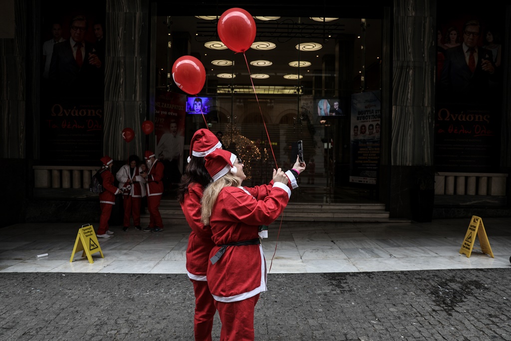 Κοπέλες ντυμένες Άγιος Βασίλης selfie μπαλόνια