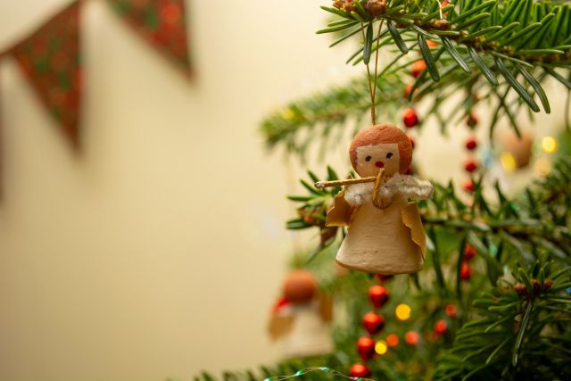 Χριστουγεννιάτικο στολίδι κρεμασμένο σε δέντρο