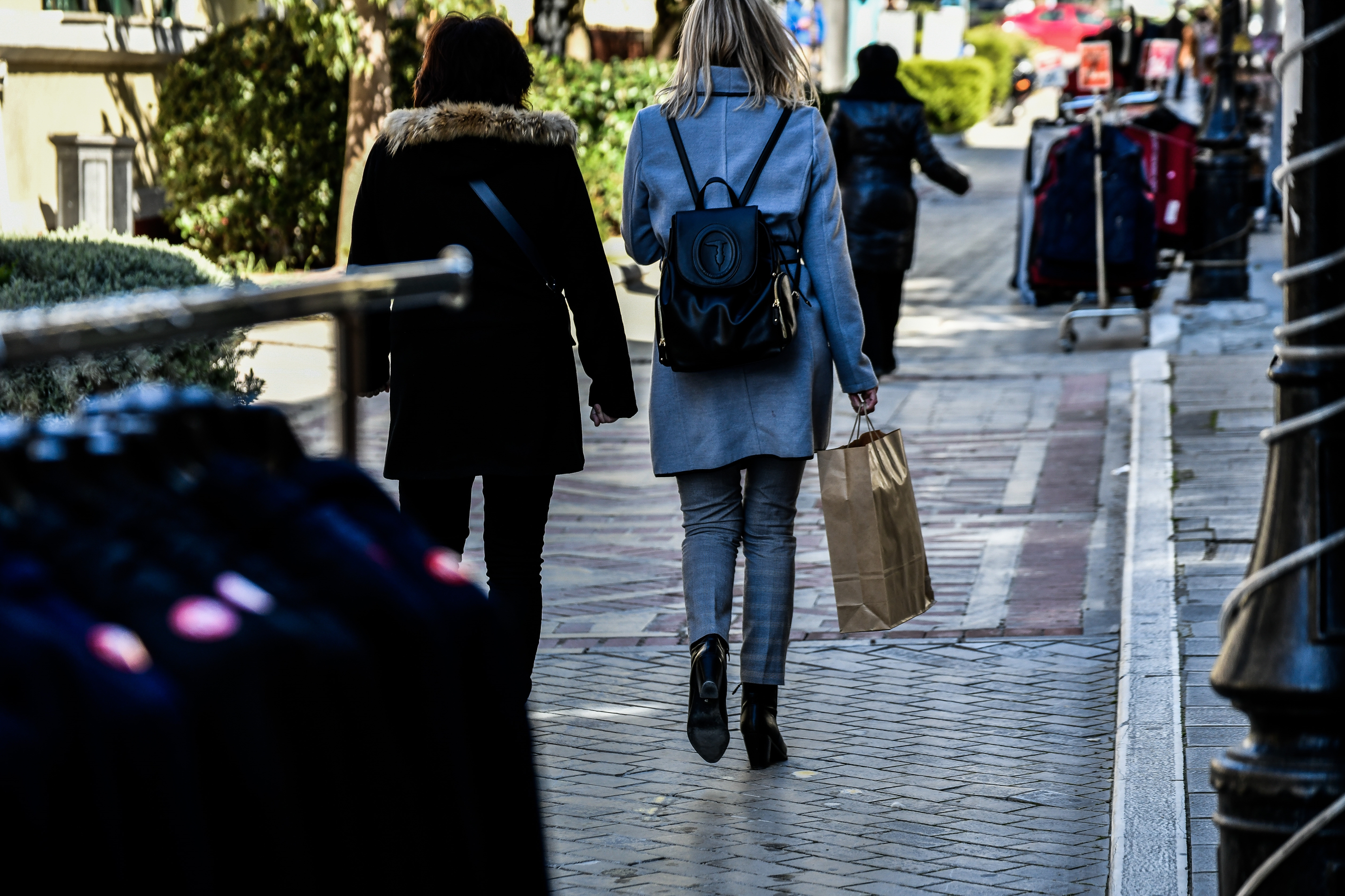 Κόσμος στα μαγαζιά