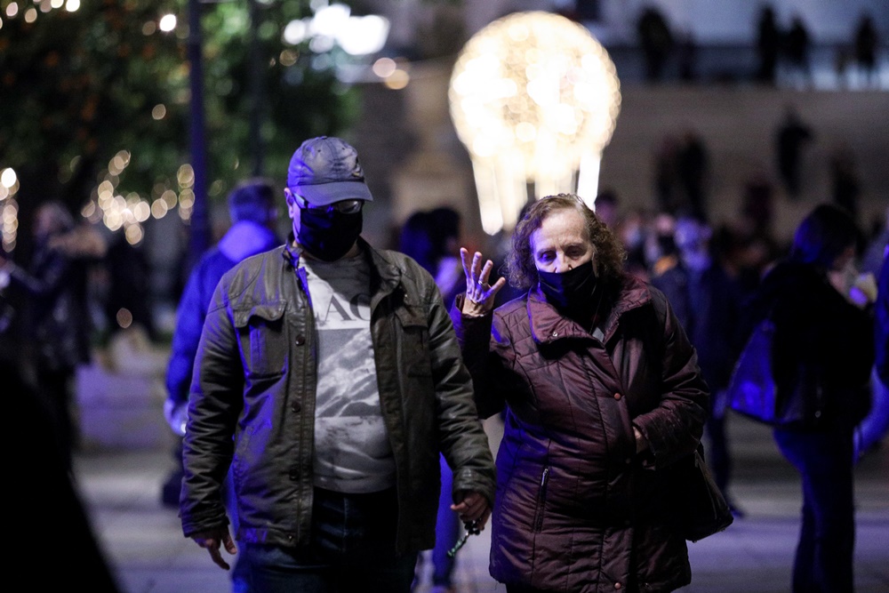 Έλεγχοι ΕΛΑΣ ζευγάρι με μάσκες 