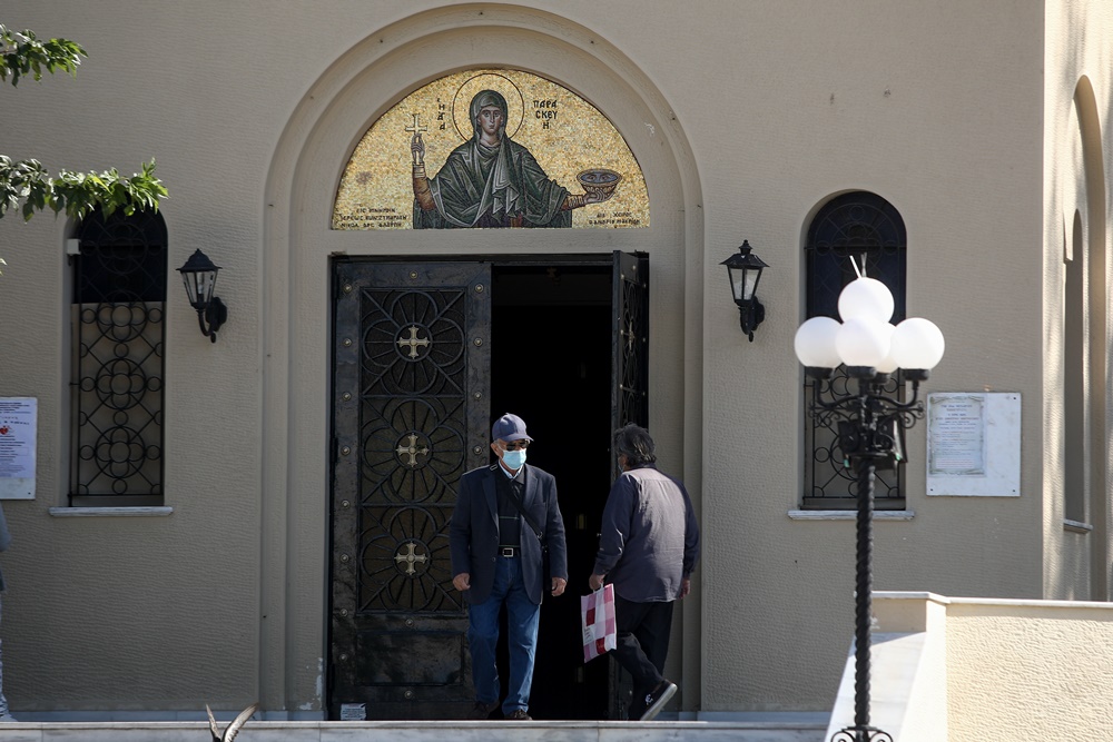 Εκκλησία πιστός με μάσκα