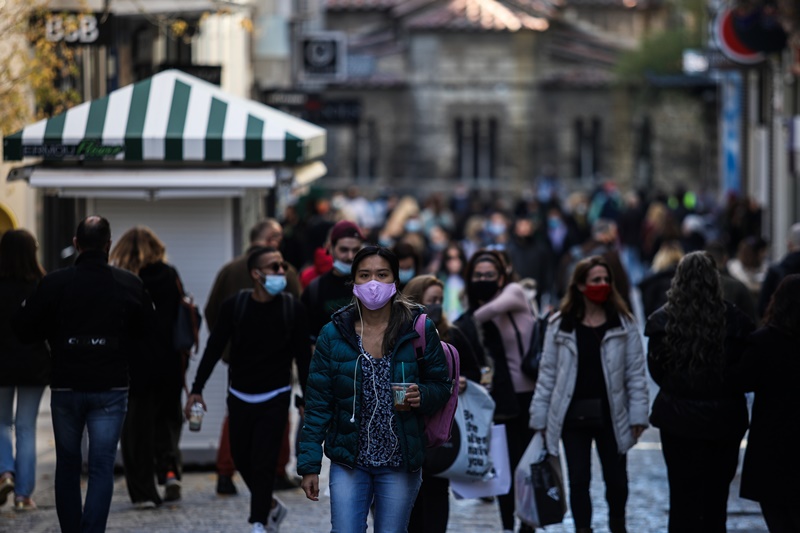 κόσμος περπατάει στο δρόμο