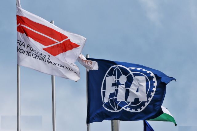 Οι σημαίες της F1 και της FIA