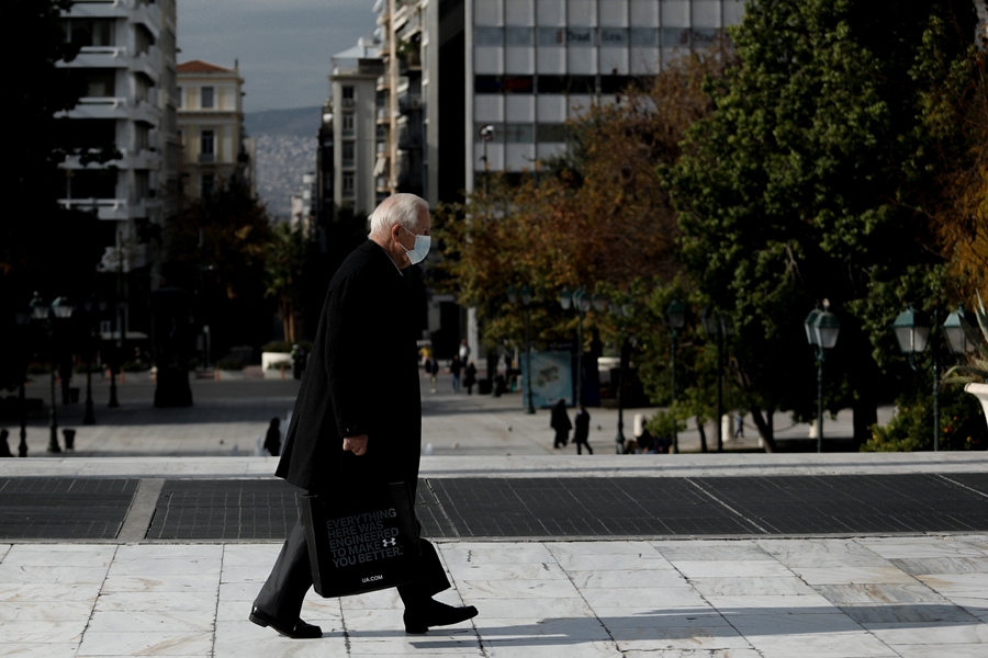 Ηλικιωμένος με μάσκα στο Σύνταγμα