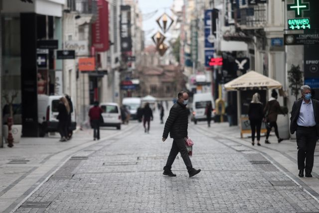 Κόσμος στην Ερμού με μάσκες